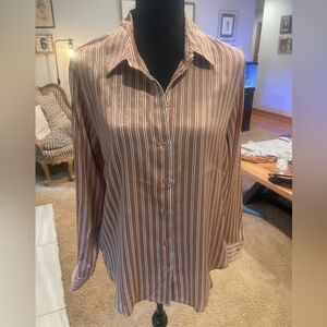 Maurice’s NWT silk top. Size medium 🤎
